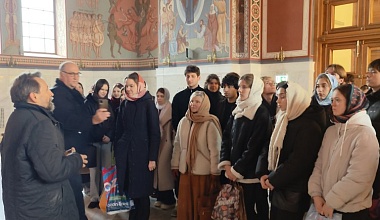 Студенты-дизайнеры побывали на экскурсии в Соборе Александра Невского Студенты-дизайнеры побывали на экскурсии в Соборе Александра Невского