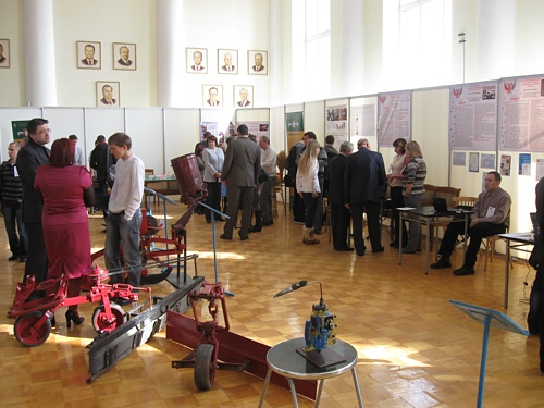Выставка проектов в фойе ВолГАУ