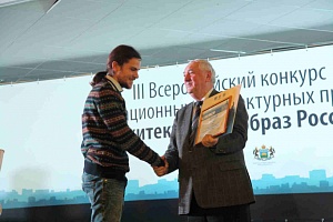 С. Киричук вручает диплом победителя и сертификат на получение денежного приза в номинации