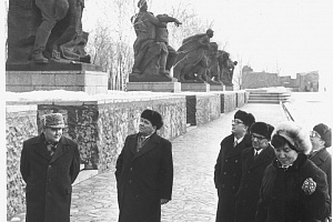 На Мамаевом Кургане в день 35 Победы под Сталинградом (02.02.1978г)