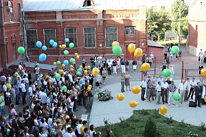 Студенты выпускают шары цвета флага ВолгГАСУ в небо