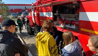 Ребятам из ДНР и ЛНР провели экскурсию в Учебной пожарной части