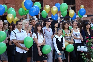 Нынешние студенты на праздничной линейке в День знаний