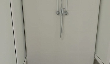 В студенческом общежитии №1 завершён капитальный ремонт душевых комнат